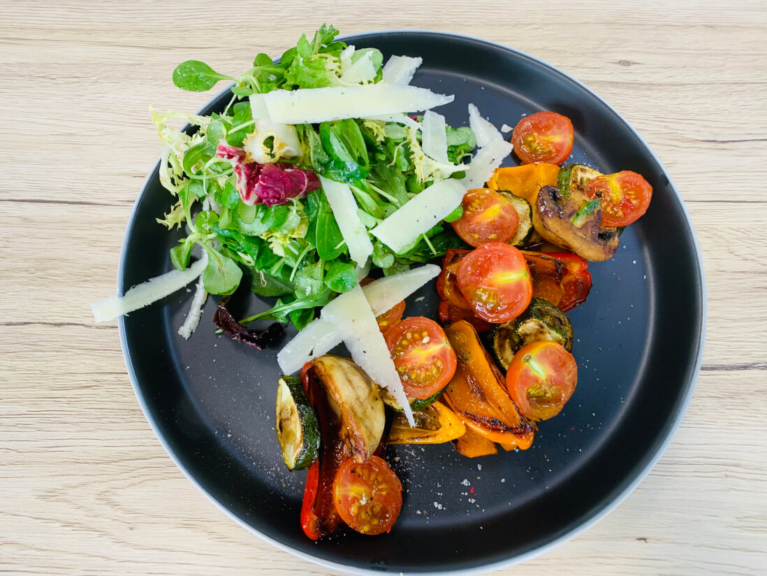 Polníčkovo rukolový salát s grilovanou zeleninou
